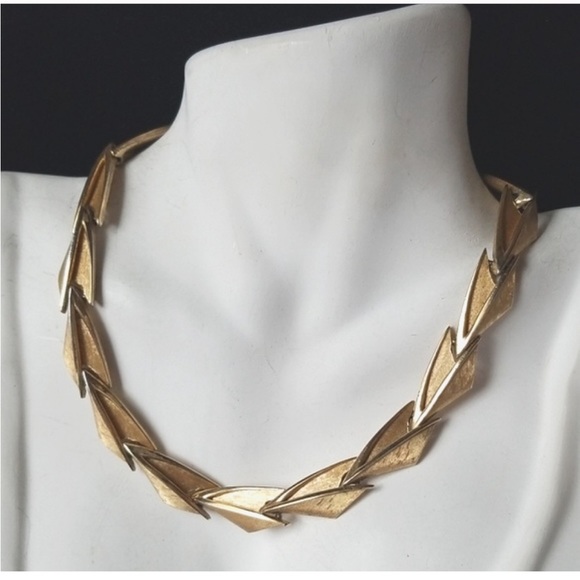 Vintage Signed TRIFARI Goldtone Choker Necklace - Picture 8 of 8